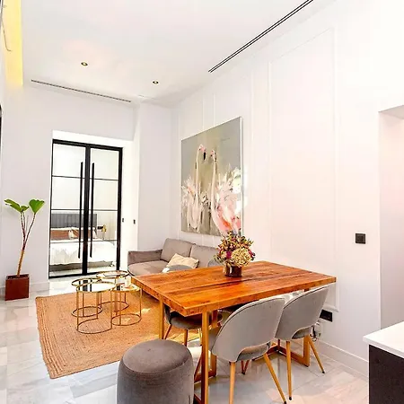Genteel Giralda Apartment